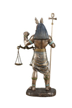 Anubis sosteniendo báscula