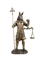 Anubis sosteniendo báscula